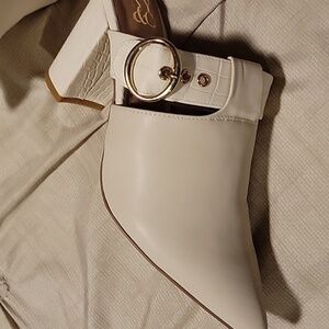 New York & Company NWOT Cream Block Heel Mules Size 8.  Never Worn